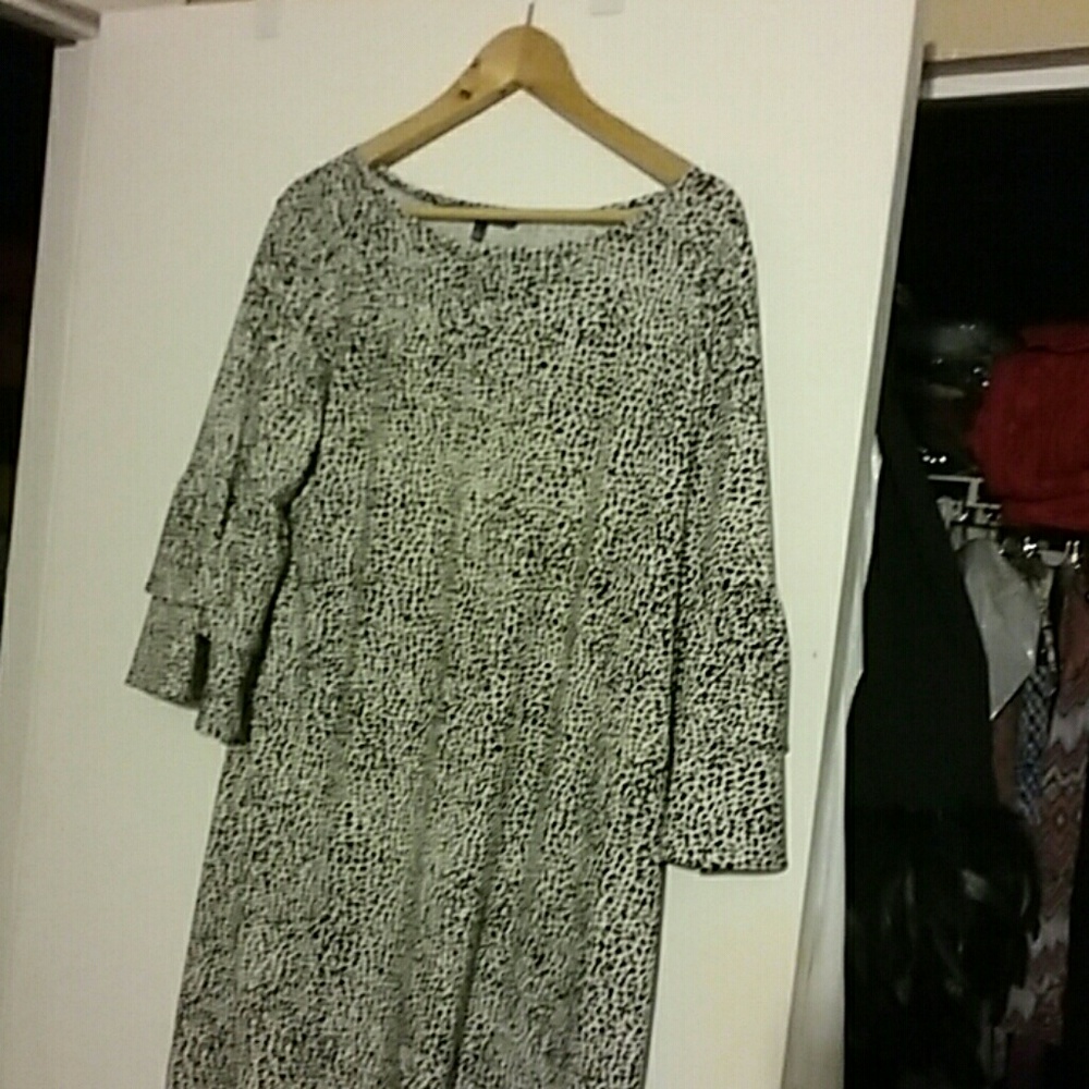 Dress with tiered sleeves